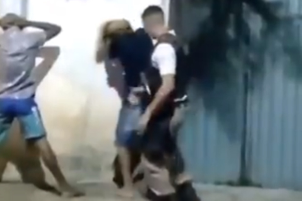 PM da Bahia agride jovem: “Você é ladrão, olha o cabelo”